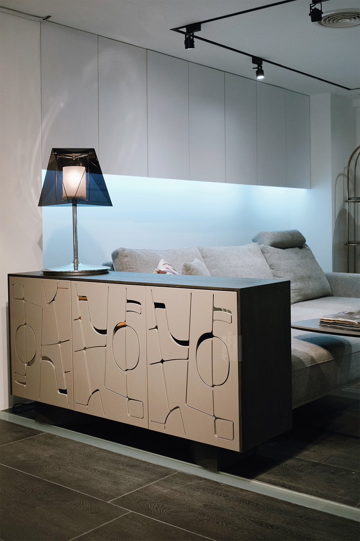 UNIQUE SIDEBOARD