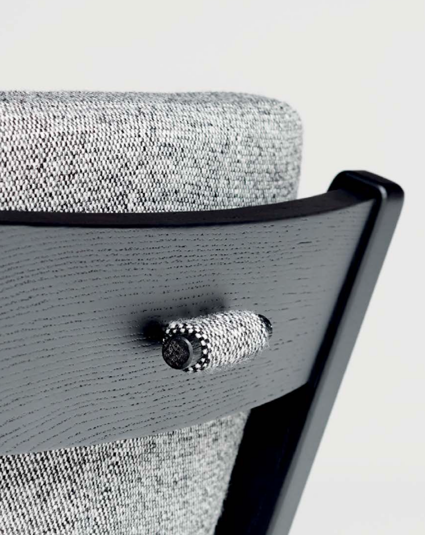TOGGLE EASY CHAIR