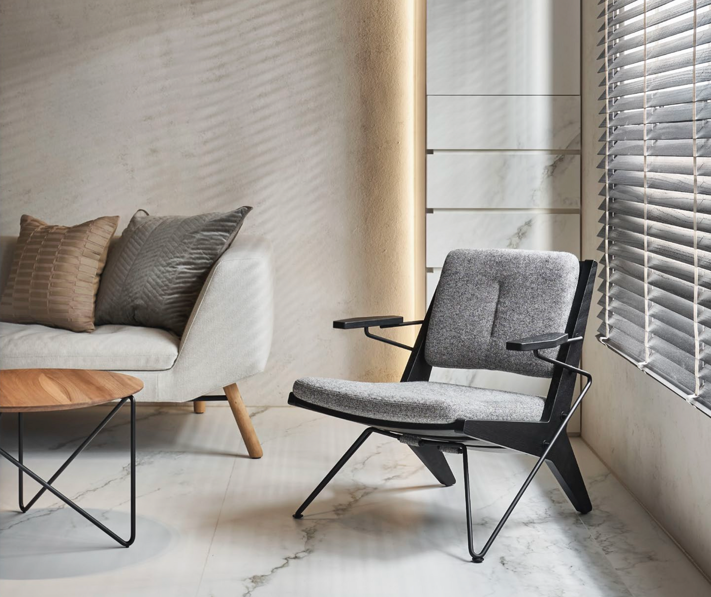 TOGGLE EASY CHAIR