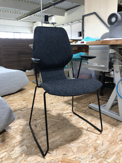 OBLIKANT CHAIR WITH ARMRESTS