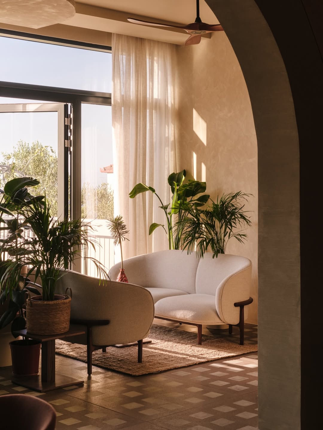 MELA LOUNGE