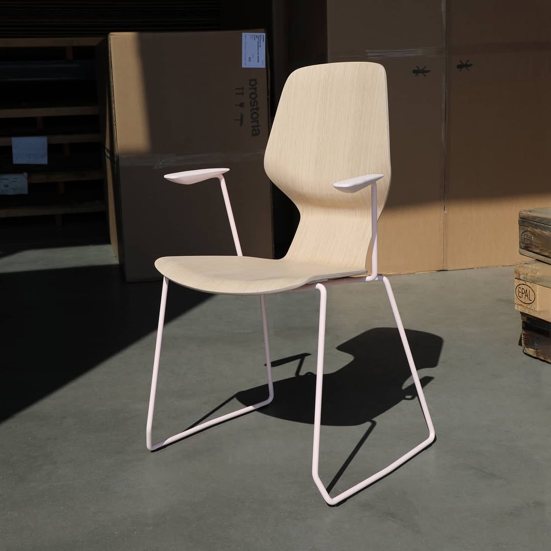 OBLIKANT CHAIR WITH ARMRESTS