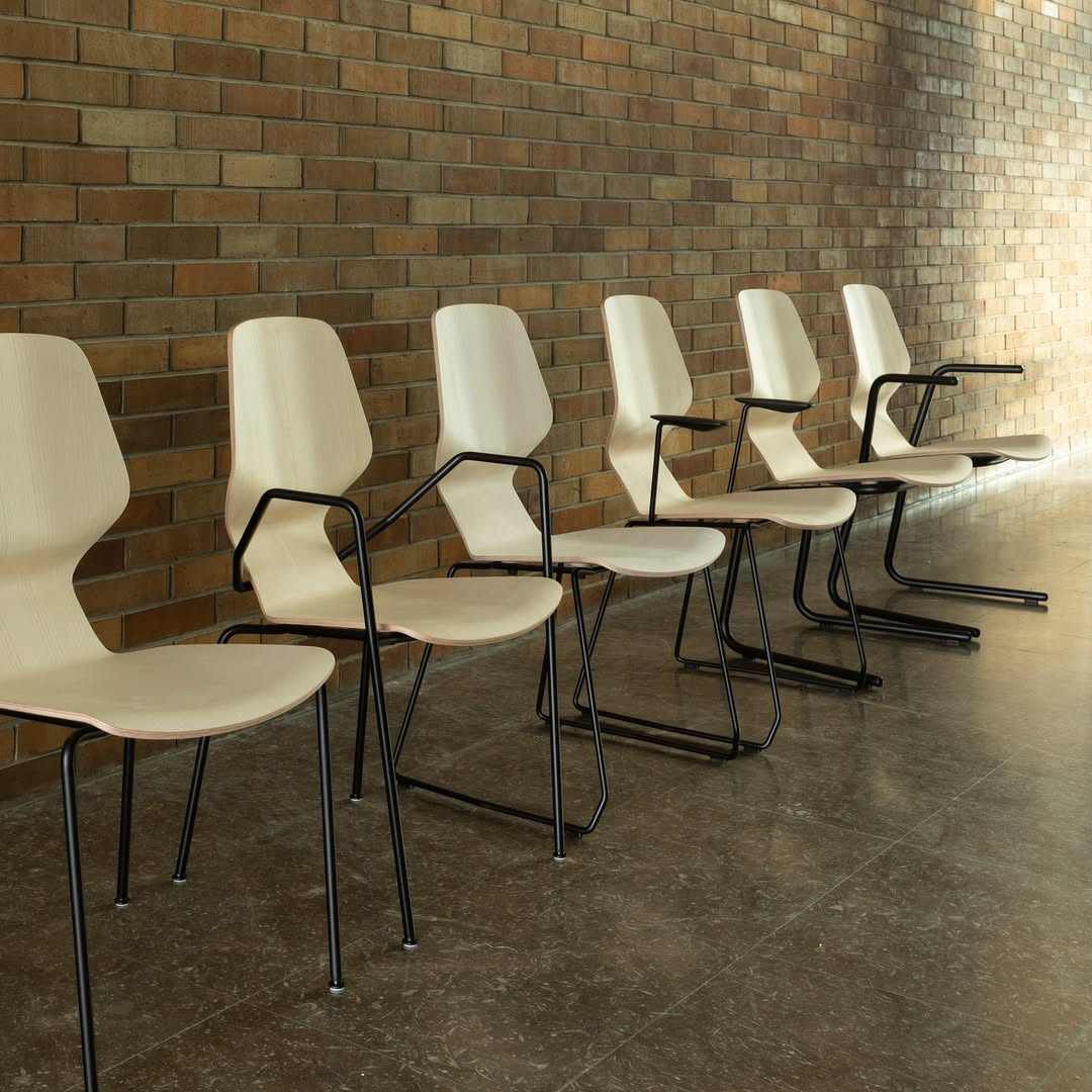 OBLIKANT CHAIR WITH ARMRESTS